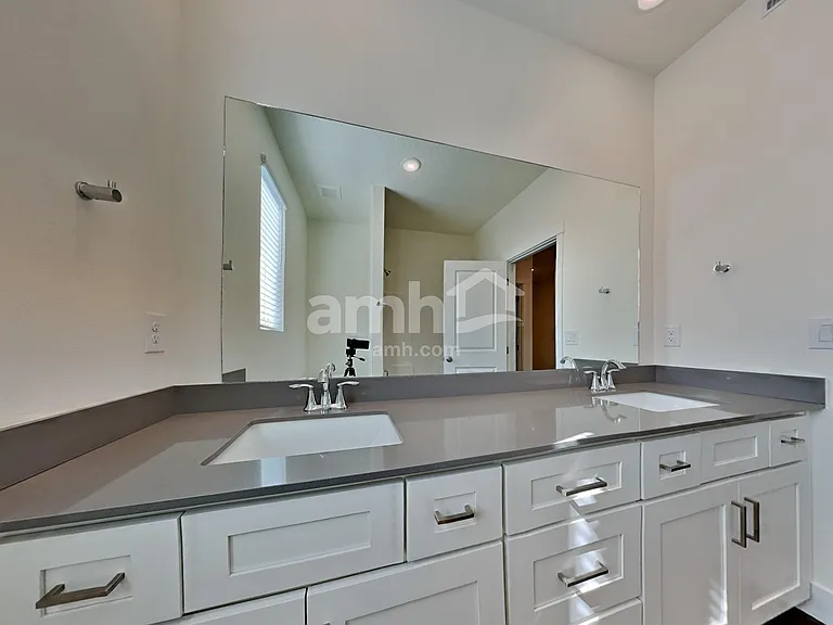 2908 N Miami Ave — Photo 13