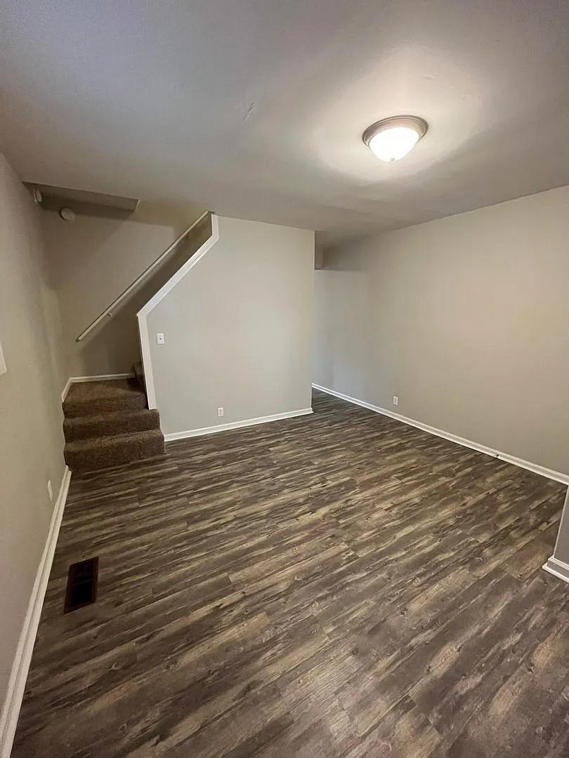 Building Photo - 360-362 E Hinman Ave