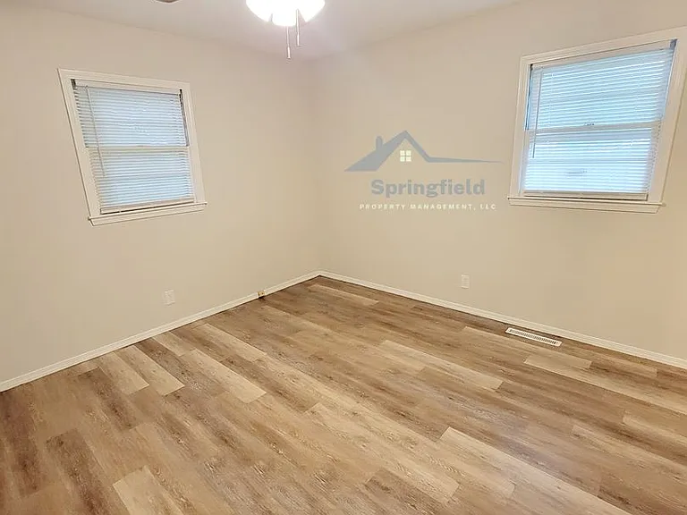 1252 E Cambridge St — Photo 14