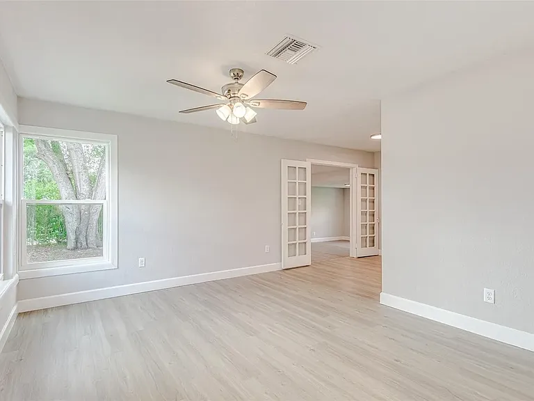 159 Avenue G SE — Photo 3