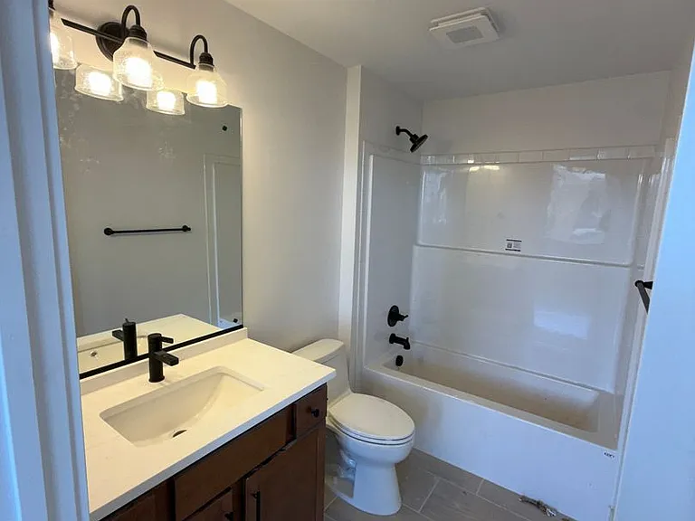 2033 W Broad St — Photo 21
