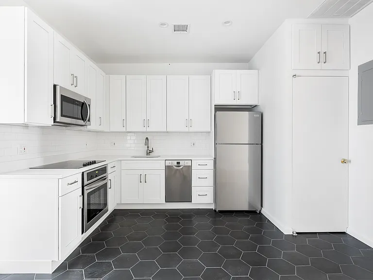 221 E 59th St #2 — Photo 5