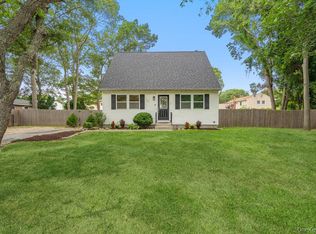 143 Robinwood Dr, Shirley, NY 11967