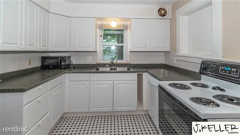 914 Woodlawn - 1 — Photo 2