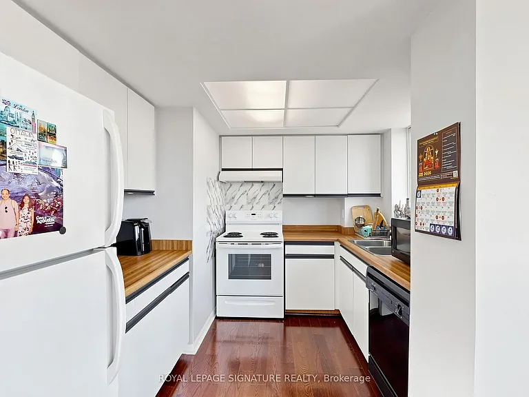 1360 Rathburn Rd E #1808 — Photo 12
