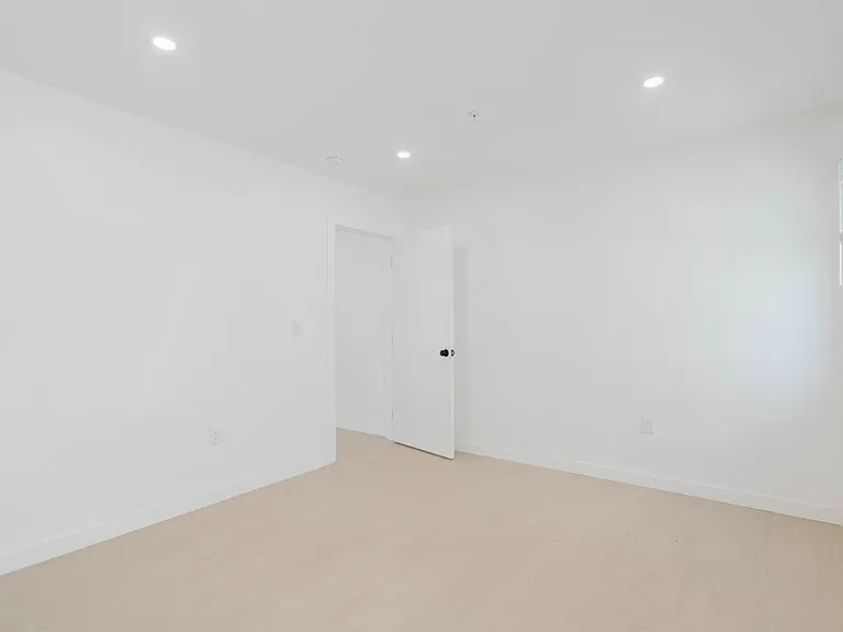 5648 1/4 Cartwright Ave — Photo 10
