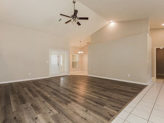 4th image of 910 Clearcreek Dr