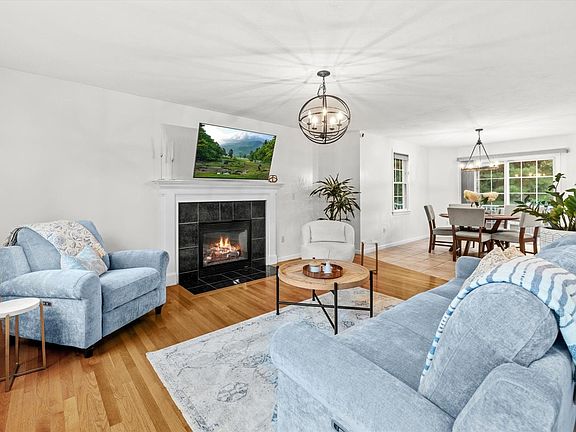 5th image of 38 Bellows Cir
