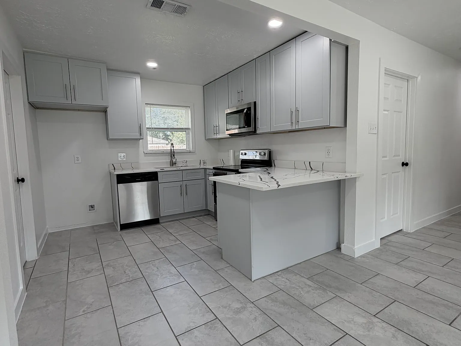 4 bed, 1200 sqft, $1,800 — Photo 3