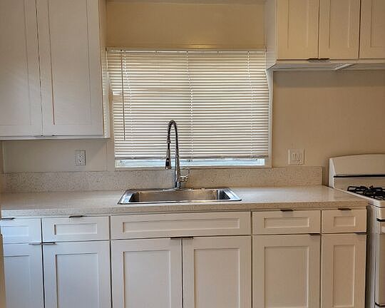 4th image of 6685 De Longpre Ave