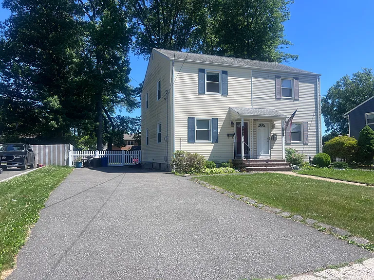 228 Windsor Ave — Photo 2