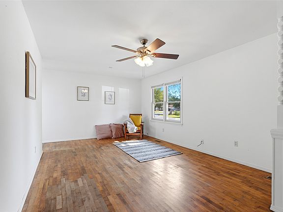 4th image of 303 S Gray Pl