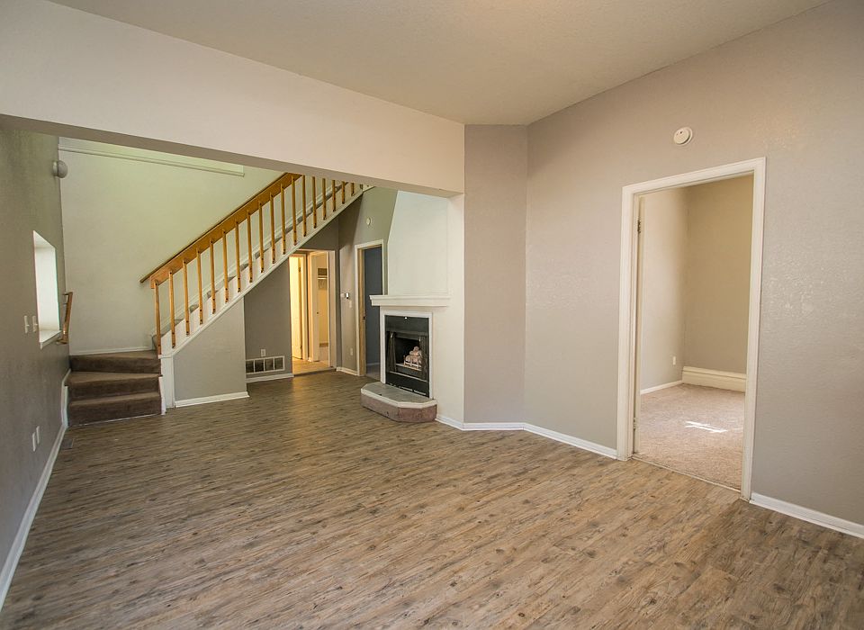 1921 Arapahoe Ave Living Area