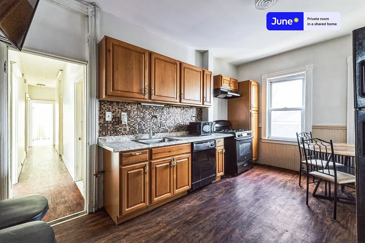 Queen bedroom in 5 bed/1.5 bath home in Harvard Square #1809 C — Photo 3
