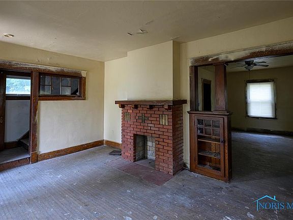 4th image of 128 Marion St