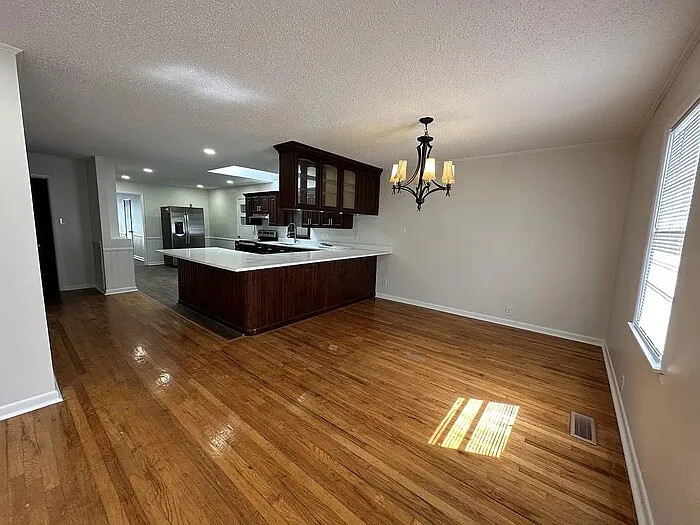 4 bed, 2.0 bath, 2528 sqft, $1,900 — Photo 3