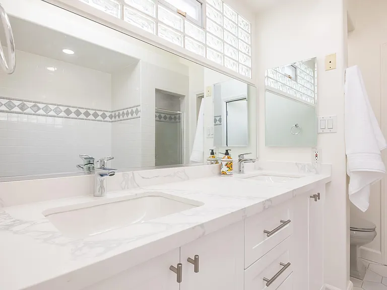 147 N Loreta Walk — Photo 20