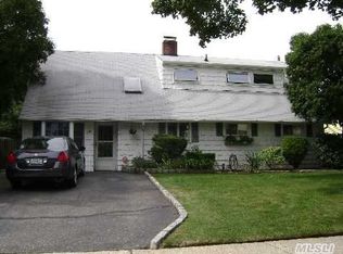 18 Sky Ln, Levittown, NY 11756