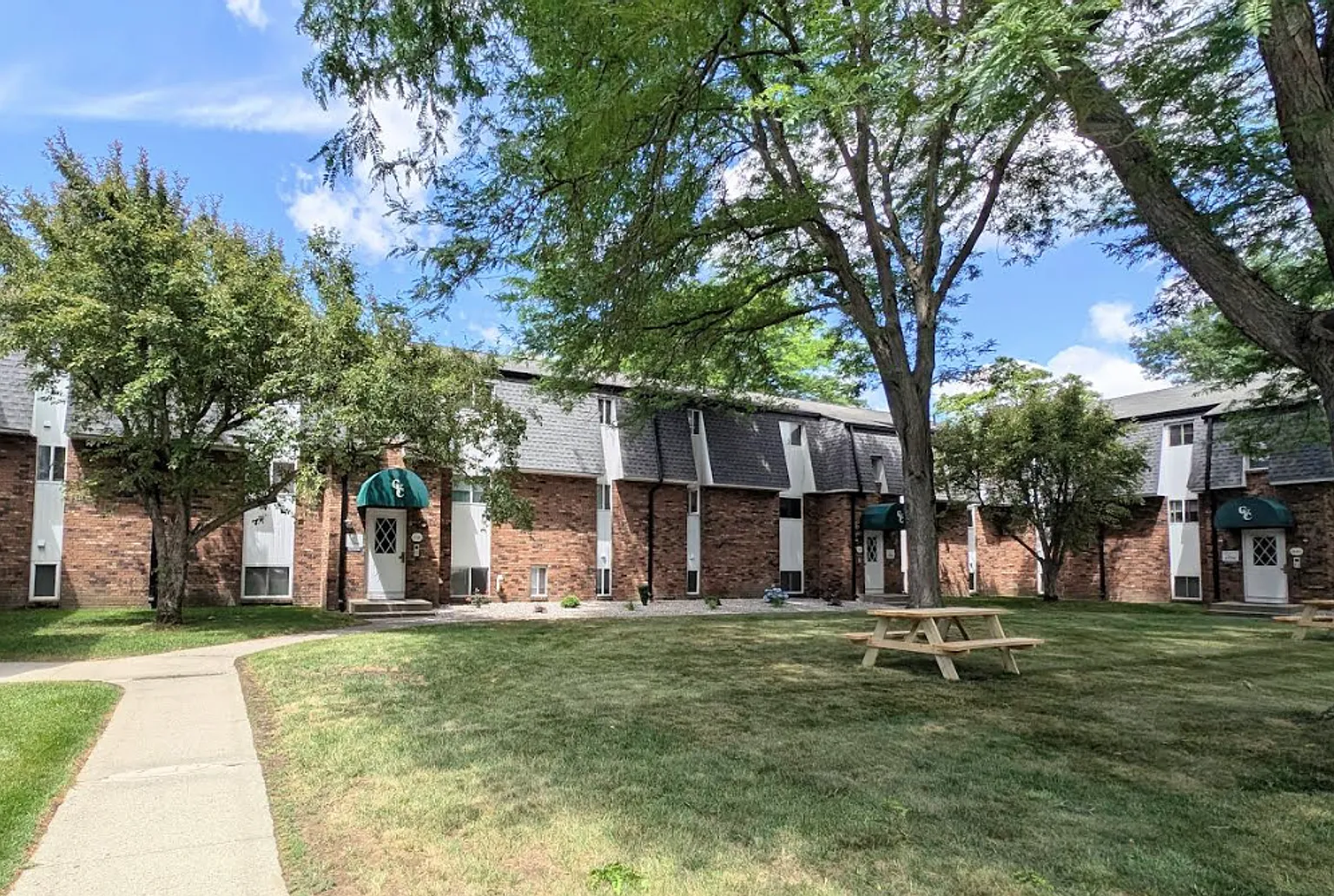 2063 Memorial - Court View Commons — Photo 4