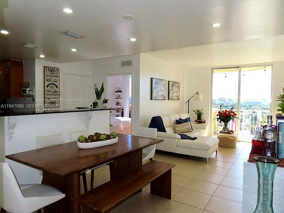 2nd image of 215 SW 42nd Ave #Penthouse 08