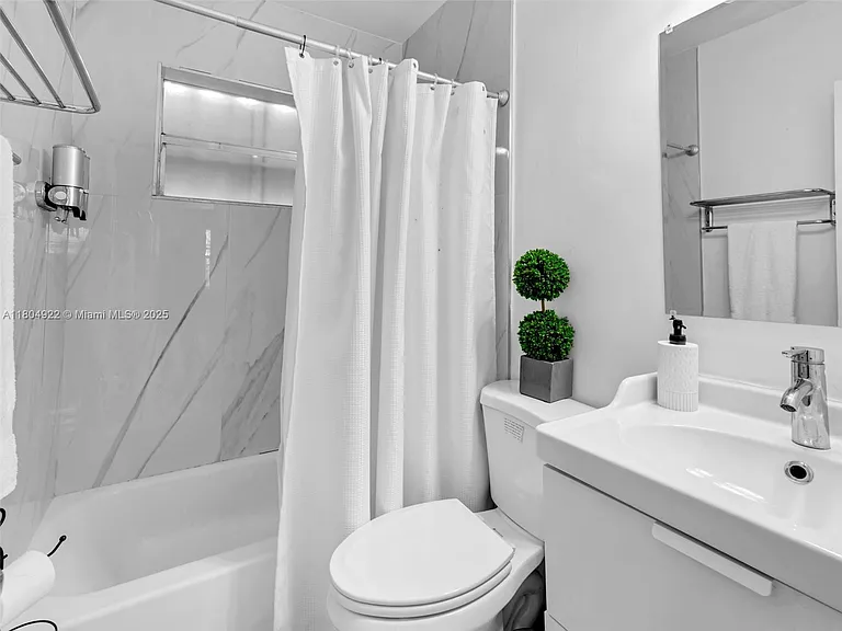 421 W Pembroke Rd #0 — Photo 9