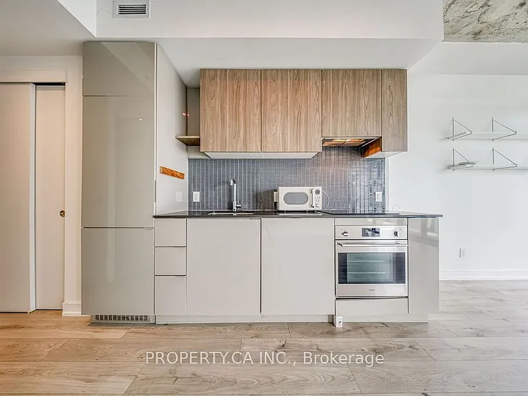 161 Roehampton Ave #3205 — Photo 11