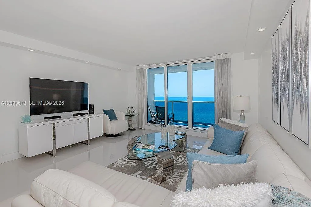 Roney Palace Condo — Photo 4