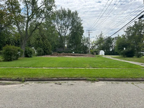 18 E Princeton Ave, Pontiac, MI 48340