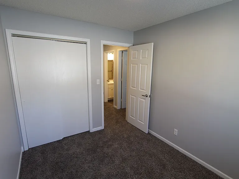 The Warwick of Norfolk. Now leasing updated 1, 2 bedroom apartments and 3 bedroom townhomes! — Photo 42