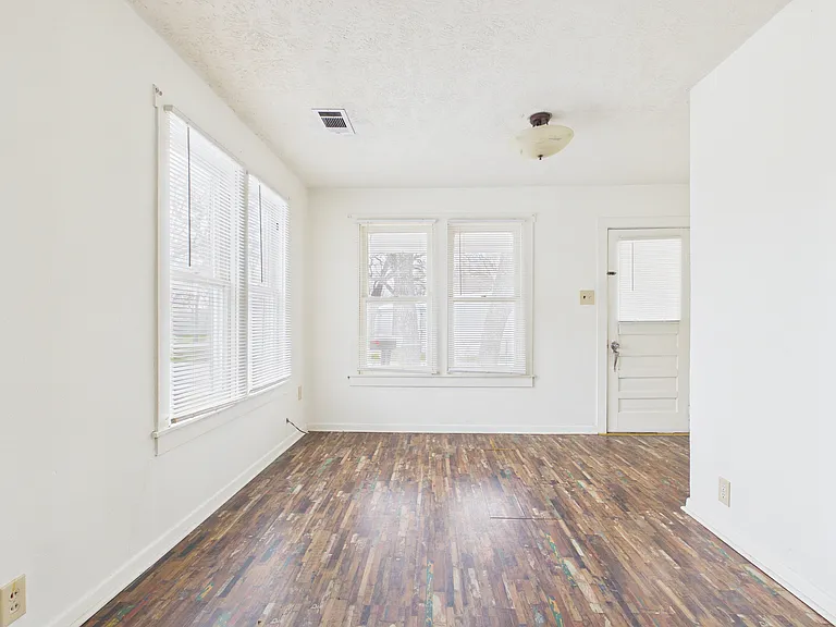 138 Watson St — Photo 5