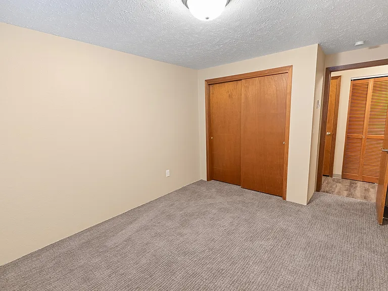 Lyons Court Apartments — Photo 25