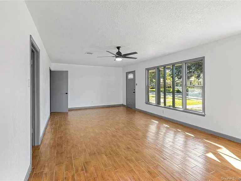 2707 Tupelo St — Photo 4