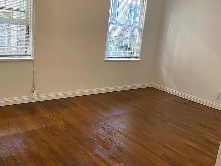 450 S Cochran Ave — Photo 3