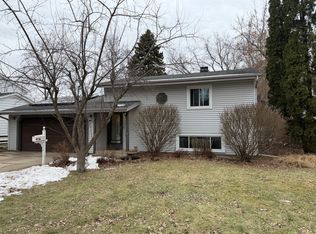 316 Maplewood Ln, Crystal Lake, IL 60014