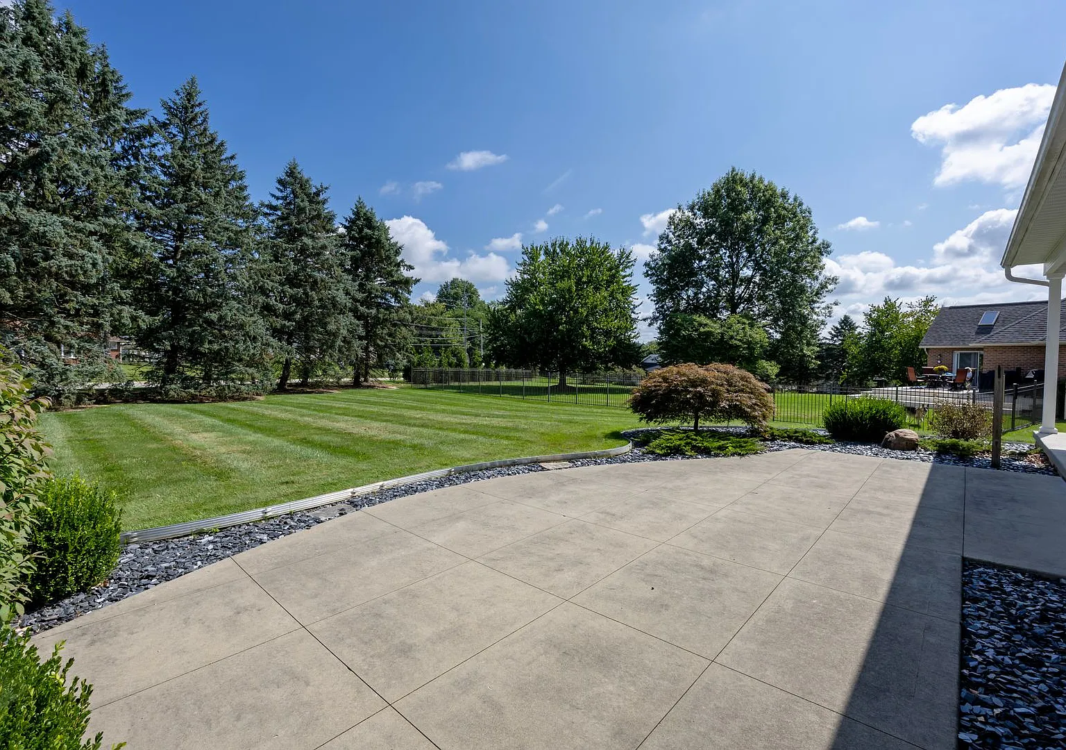 2373 Canterbury Ln — Photo 4