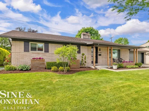 1045 Marian Ct, Grosse Pointe Woods, MI 48236
