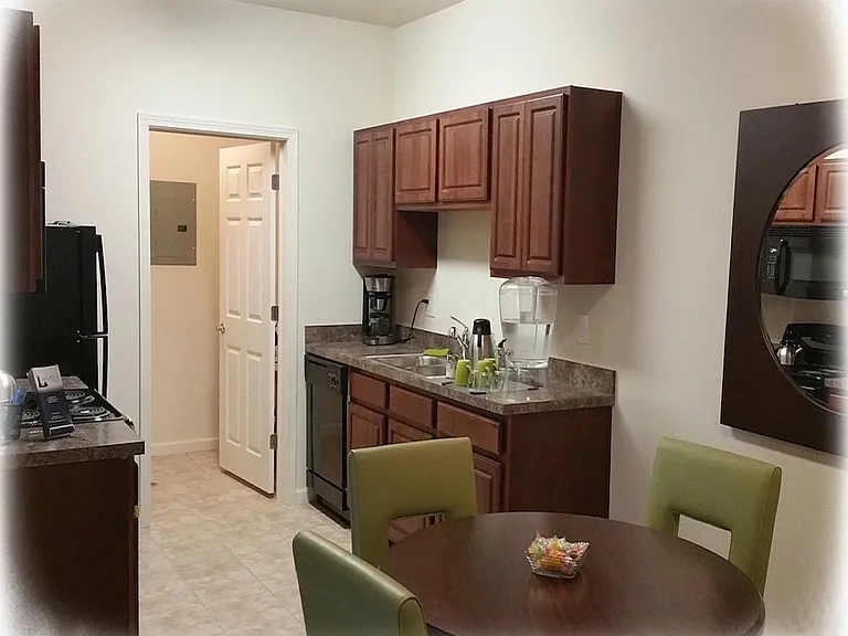 490 Tyler Ln — Photo 5