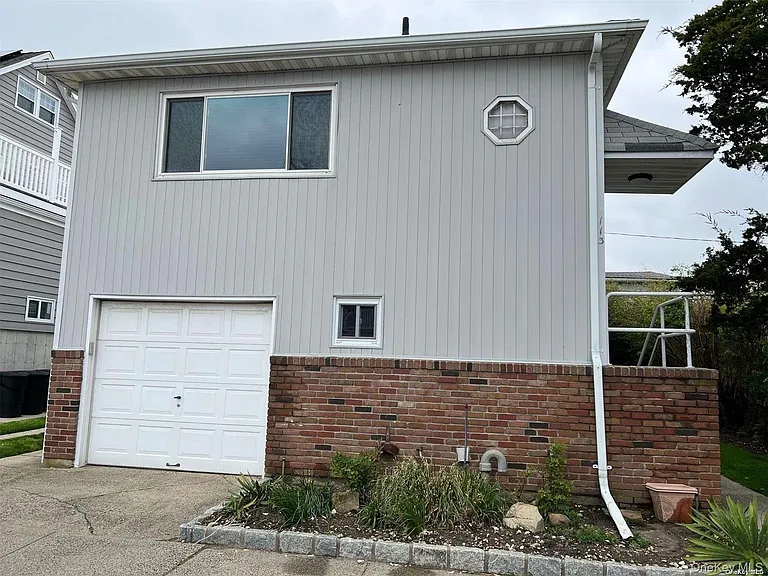 113 Maple Blvd #UPPER — Photo 1