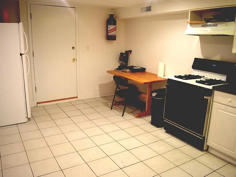 1422 W Fletcher St #G — Photo 8