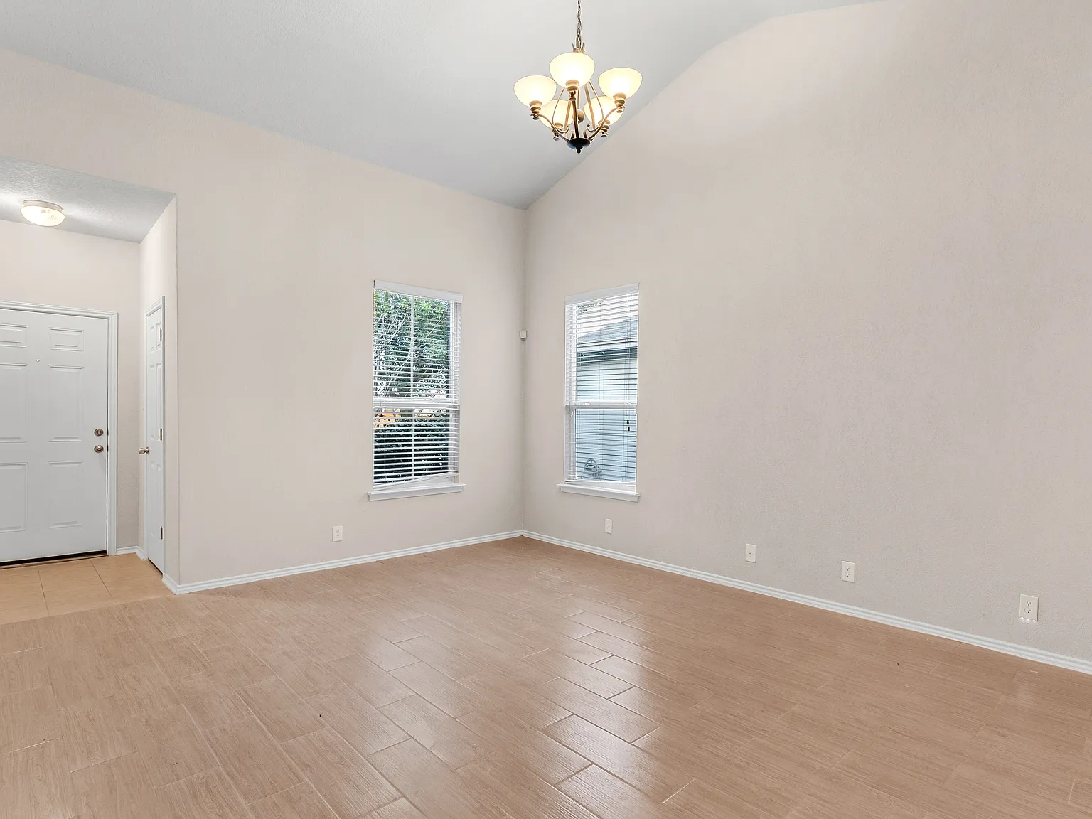 4 bed, 2.5 bath, 2129 sqft, $2,000 — Photo 2