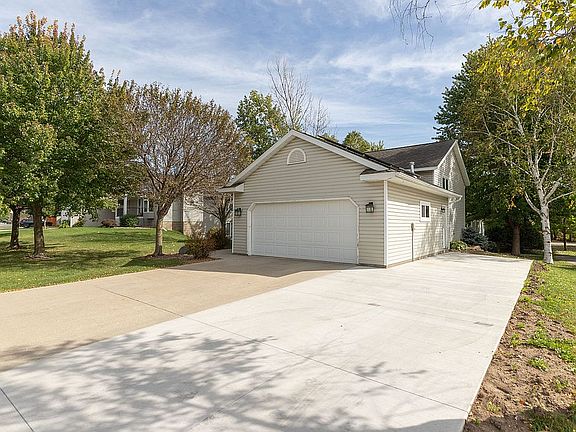 4th image of 700 Lapoint Dr SE