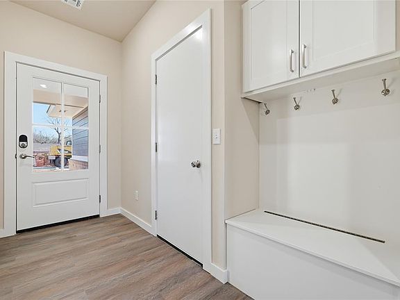 5th image of 3483 Elizabeth St