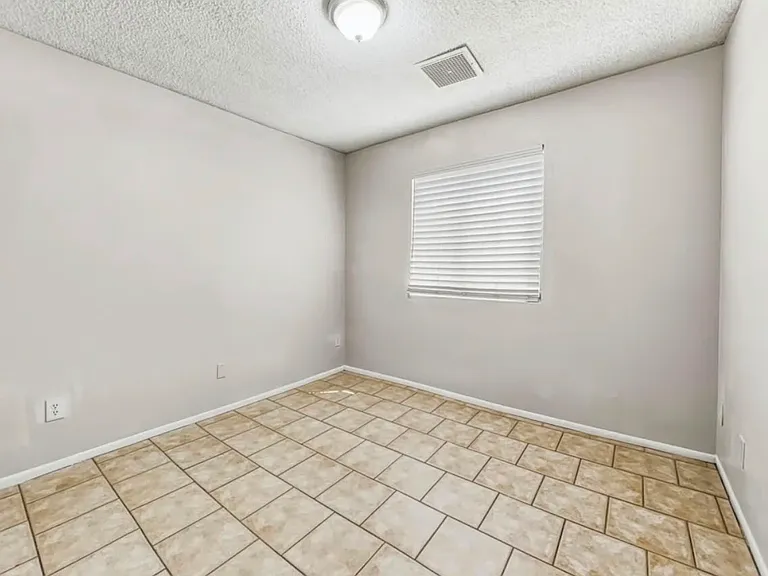 5634 W Hubbell St — Photo 8