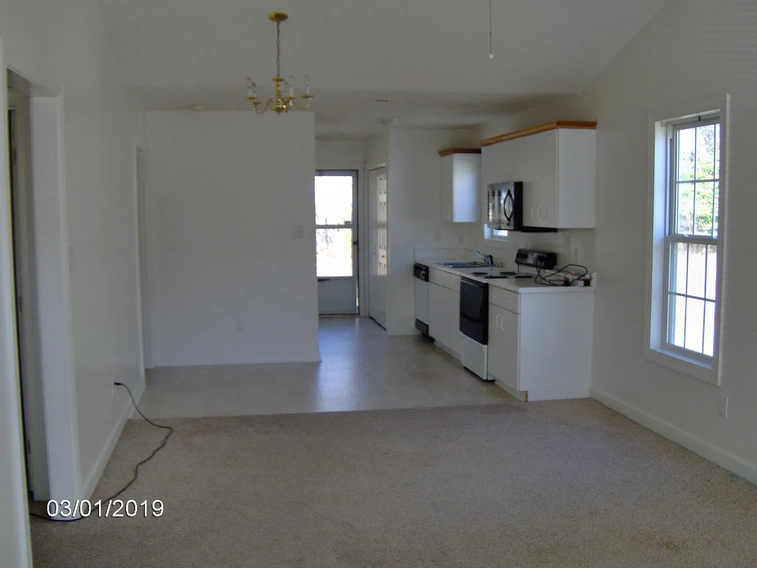 3 bed, 1000 sqft, $1,600 — Photo 2