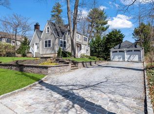3 Barberry Ln, Sea Cliff, NY 11579