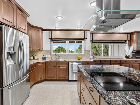 700 Rogart Dr, Briarcliff, TX 78669