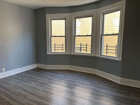 5th image of 134 Seymour Ave