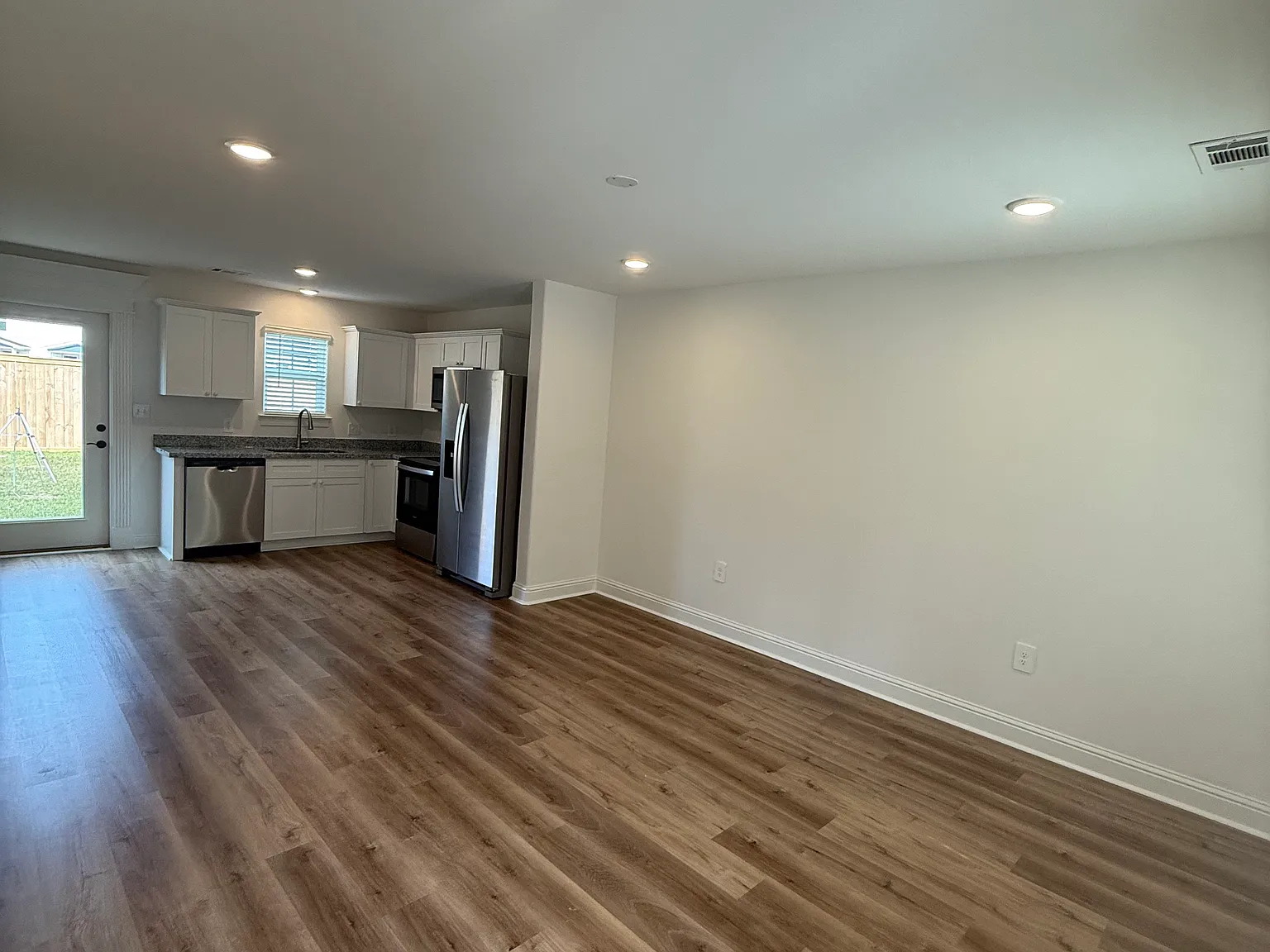 3 bed, 1.5 bath, 1024 sqft, $1,650 — Photo 2