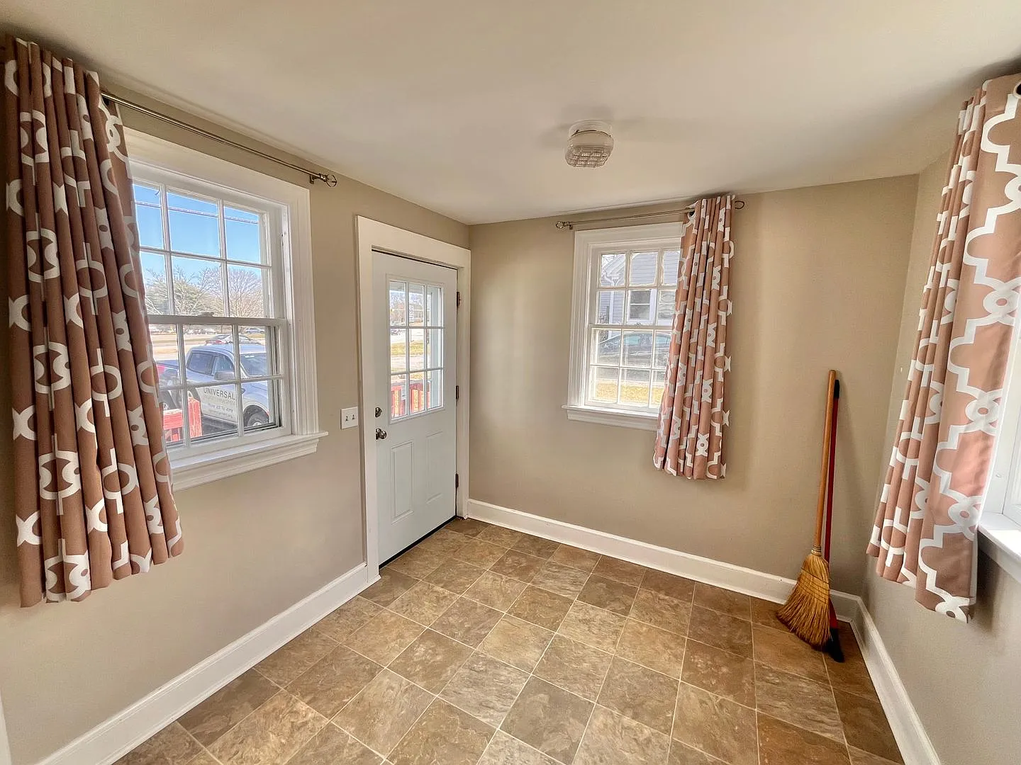 Single Family Cape House in Portsmouth, NH|Available Now! — Photo 2
