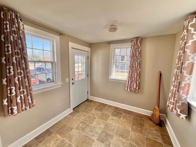1430 Woodbury Ave — Photo 2